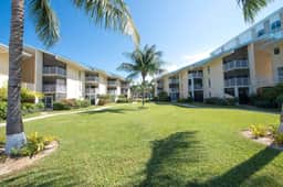 Cayman Reef Resort #6 & Pool on 7 Mile Beach