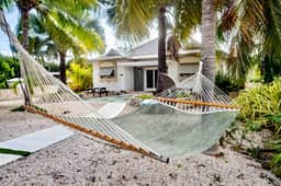 The Mastic Sunnyhill Cottage | 3BR North Side Retreat