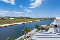 Mahogany Villa 2-B - 4BR Canal Front Villa & Pool at Sea Haven