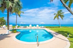 Cocoplum #1 – 2BR Oceanfront Condo on Seven Mile Beach - Image 4