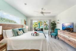 The Tropical Breeze Oceanfront Studio Cottage in East End - Image 4