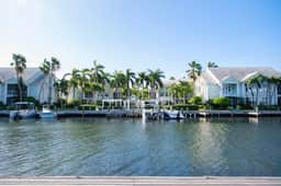 Snug Harbour View #7 – 2BR Canal Front Condo by Seven Mile Beach - Image 2