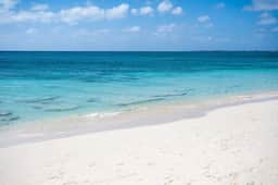 Laguna del Mar #10 - Oceanfront 3 bedroom on Seven Mile Beach - Image 2
