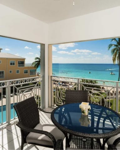 Beachside restaurants and bars