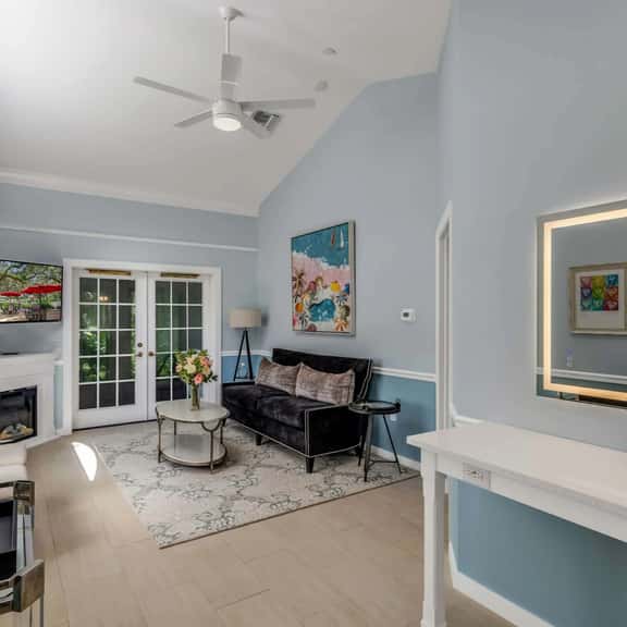 Suite #5 – The Bridal Suite at 12 Oaks Club & Lodge | Boutique Inn Near The Villages - Image 1