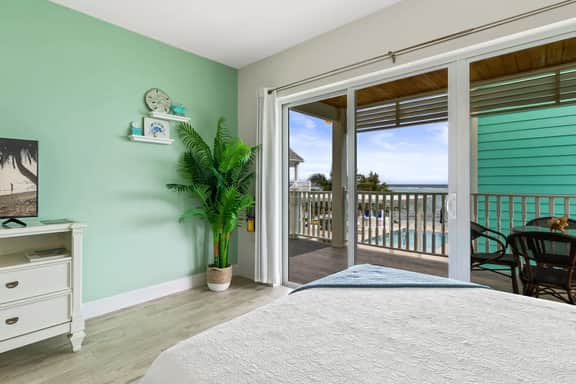 The Sand Dollar Oceanfront Studio Cottage in East End