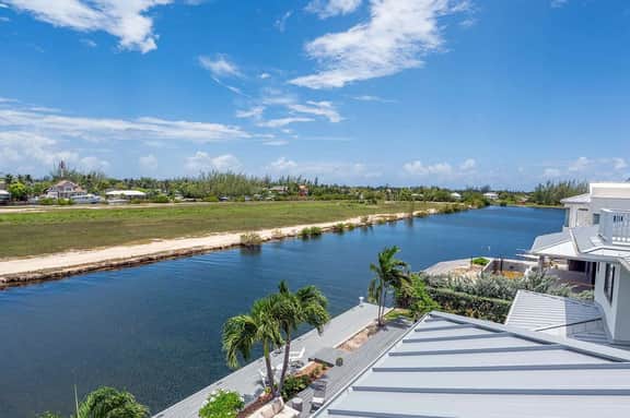 Mahogany Villa 2-B - 4BR Canal Front Villa & Pool at Sea Haven