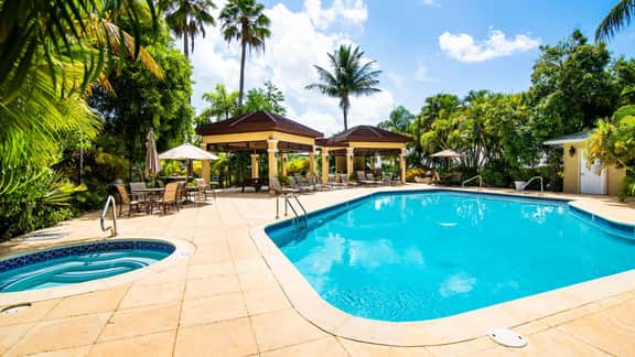 Laguna del Mar #8 | Oceanfront 4BR Condo | Seven Mile Beach - Image 4