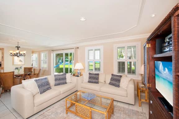 Cocoplum #3 – 2BR Oceanfront Condo on Seven Mile Beach - Image 4