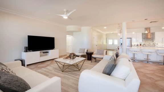 Laguna del Mar #5 | Oceanfront 3BR Condo | Seven Mile Beach - Image 4