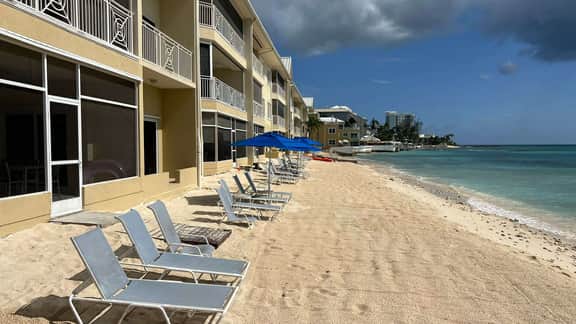 Laguna del Mar #5 | Oceanfront 3BR Condo | Seven Mile Beach - Image 5