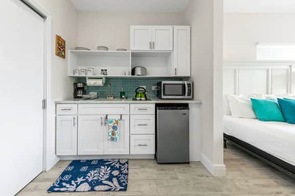 The No Problem Ocean View Studio Cottage in East End - Image 3