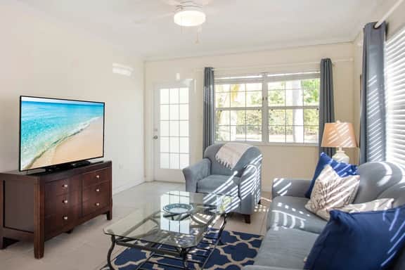 Snug Harbour View #1 – 1BR Canal‑Front Condo by Seven Mile Beach - Image 5