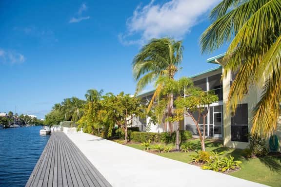 Snug Harbour View #5 – 1BR Canal Front Condo by Seven Mile Beach - Image 5