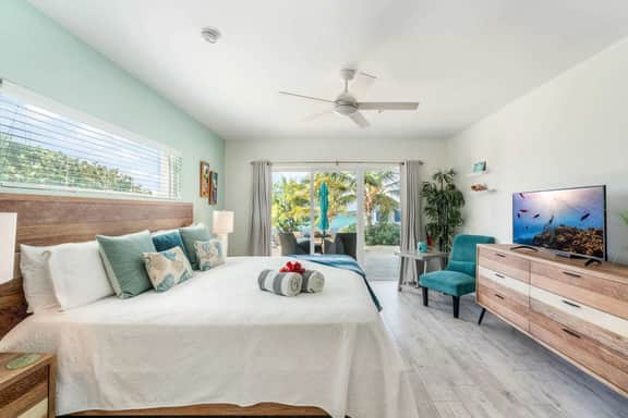 The Tropical Breeze Oceanfront Studio Cottage in East End - Image 4