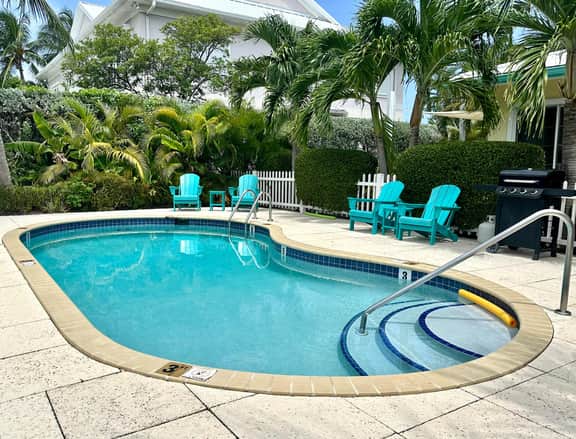 Snug Harbour View #7 – 2BR Canal Front Condo by Seven Mile Beach - Image 3