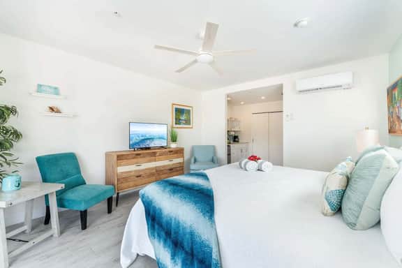 The Tropical Breeze Oceanfront Studio Cottage in East End - Image 3