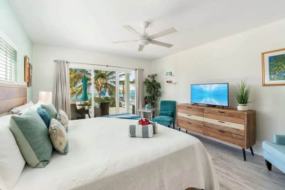 The Tropical Breeze Oceanfront Studio Cottage in East End - Image 2