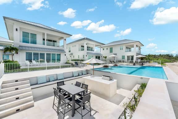 Oceans 9 LUXE | 4BR Beachfront Villa in West Bay - Image 3