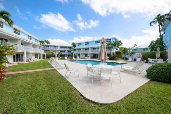 Grape Tree #10 - Luxe 2BR Ocean View Condo on Seven Mile Beach - Image 4