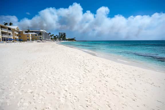 Laguna del Mar #10 - Oceanfront 3 bedroom on Seven Mile Beach - Image 3