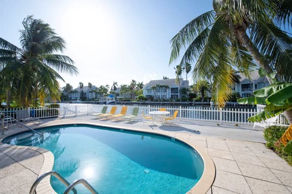 Snug Harbour View #1 – 1BR Canal‑Front Condo by Seven Mile Beach