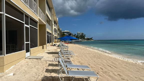 Laguna del Mar #18: 3BR Oceanfront Condo on 7 Mile Beach - Image 1