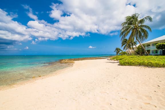 Cocoplum #3 – 2BR Oceanfront Condo on Seven Mile Beach - Image 1