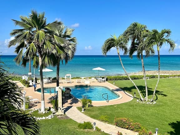 Cocoplum #8 – 2BR Oceanfront Condo on Seven Mile Beach - Image 1