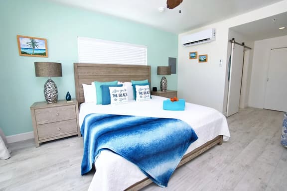 The Sunrise Oceanfront Studio Cottage in East End - Image 1