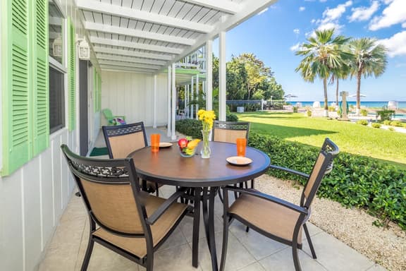 Cocoplum #7 – 2BR Oceanfront Condo on Seven Mile Beach - Image 1