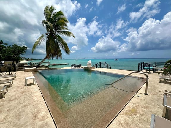 Seven Mile View #3A - Oceanfront Studio & Pool - Image 1