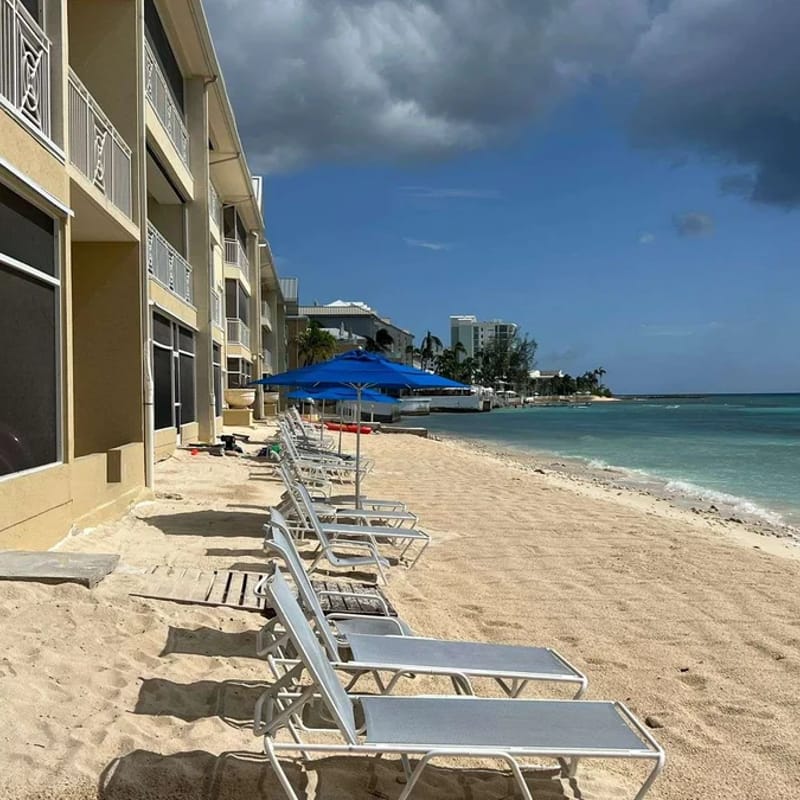 Laguna del Mar #18: 3BR Oceanfront Condo on 7 Mile Beach